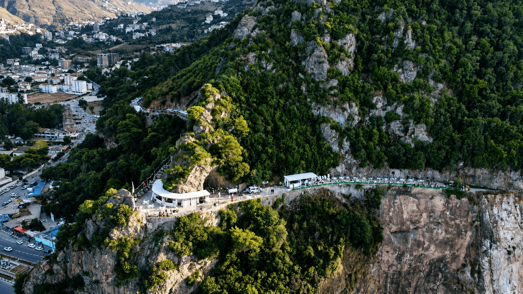 Vue aérienne des deux faces du Cap Aokas